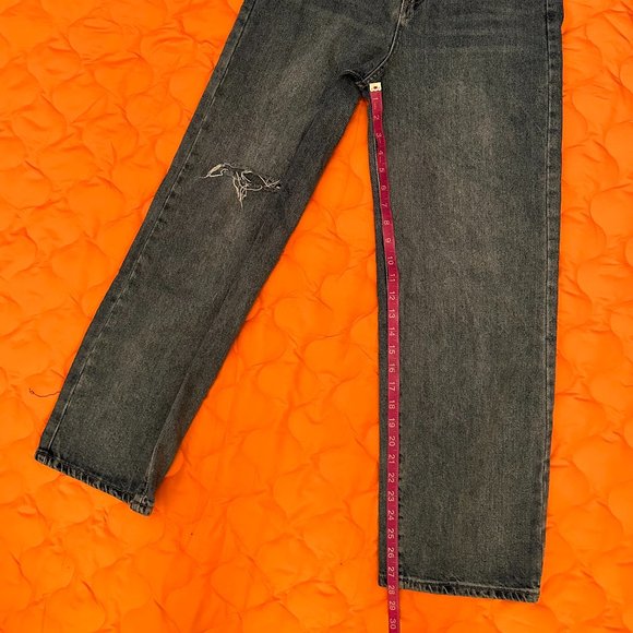 HIGH WAISTED, WIDE LEG JEANS. SLIGHTLY DISTRESSED. SIZE 26. - Picture 6 of 7